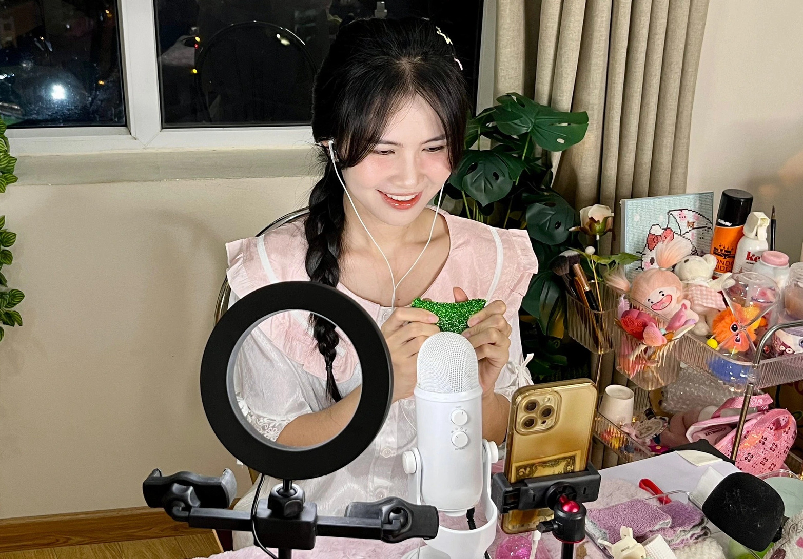 Ngọc Giàu, cô gái xinh xắn livestream ru ngủ đêm đêm trên mạng - Ảnh: NVCC Streamer Ngọc Giàu ru ngủ đêm đêm trên mạng - Ảnh: NVC