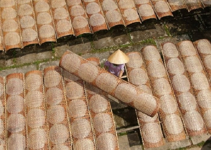 Loại bánh tráng phơi sương được xem là tinh hoa ẩm thực riêng có của xứ Trảng bởi những đặc điểm này- Ảnh 1. Loại bánh tráng phơi sương được xem là tinh hoa ẩm thực riêng có của xứ Trảng bởi những đặc điểm này- Ảnh 1.