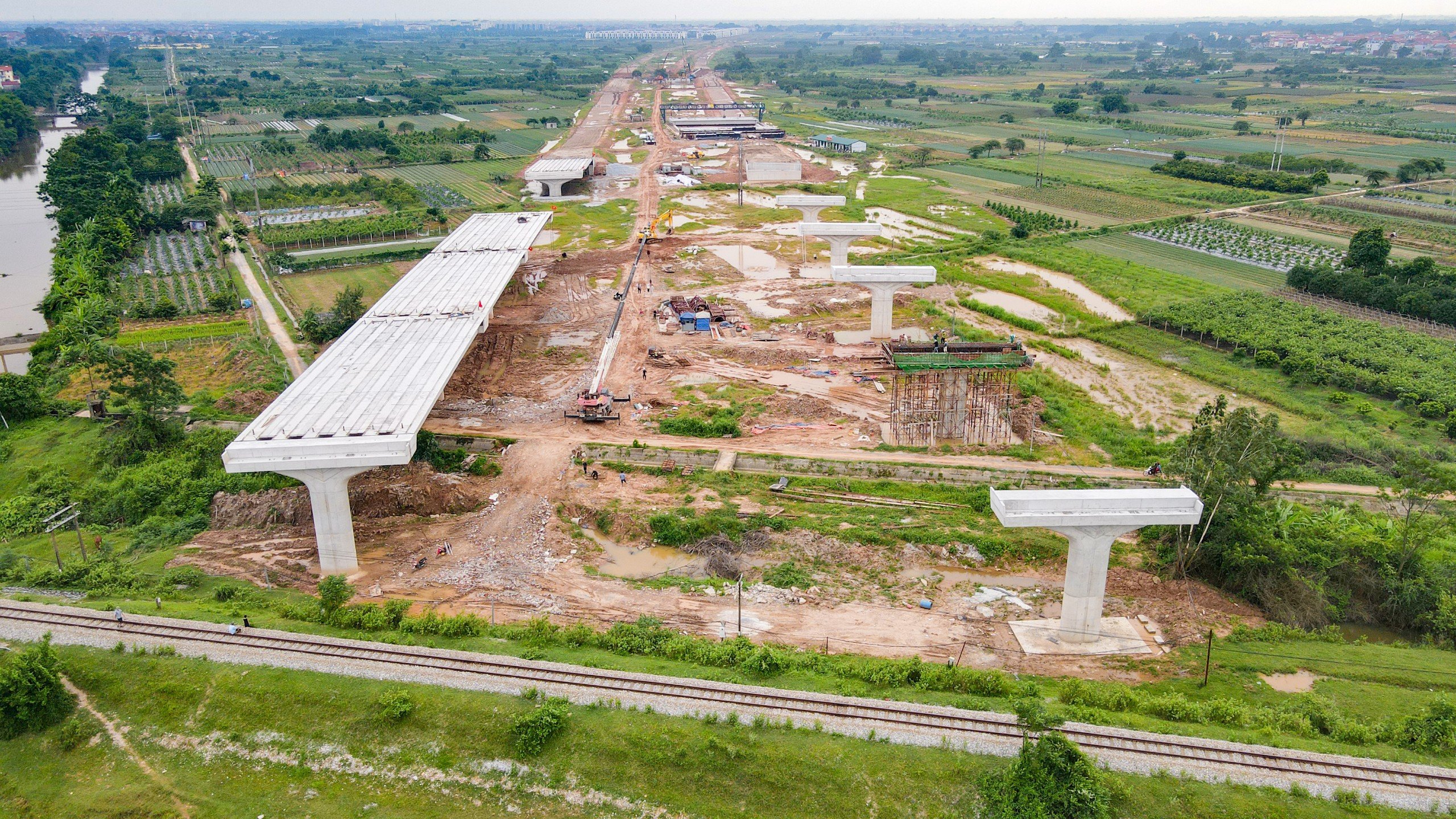 Loạt dự án giao thông trọng điểm tại Hà Nội đang triển khai đến đâu?- Ảnh 1. Loạt dự án giao thông trọng điểm tại Hà Nội đang triển khai đến đâu?- Ảnh 1.
