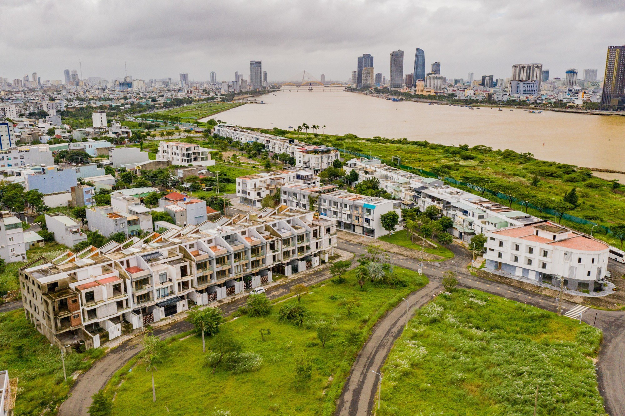 Loạt shophouse tiền tỉ bỏ hoang bên sông Hàn- Ảnh 9. Loạt shophouse tiền tỉ bỏ hoang bên sông Hàn- Ảnh 9.