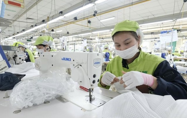 Lương tối thiểu vùng tăng lên gần 5 triệu đồng/tháng- Ảnh 1. Lương tối thiểu vùng tăng lên gần 5 triệu đồng/tháng- Ảnh 1.