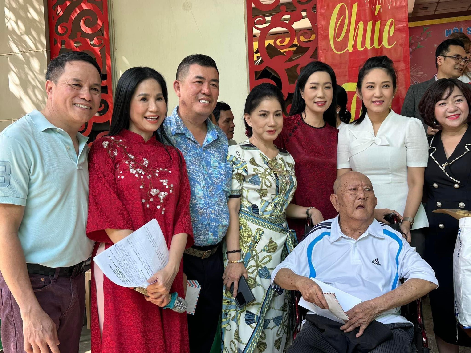 Mạc Can, Ngọc Đáng, Diệu Hiền xúc động nhận quà Tết của NSND Trịnh Kim Chi- Ảnh 1. Mạc Can, Ngọc Đáng, Diệu Hiền xúc động nhận quà Tết của NSND Trịnh Kim Chi- Ảnh 1.