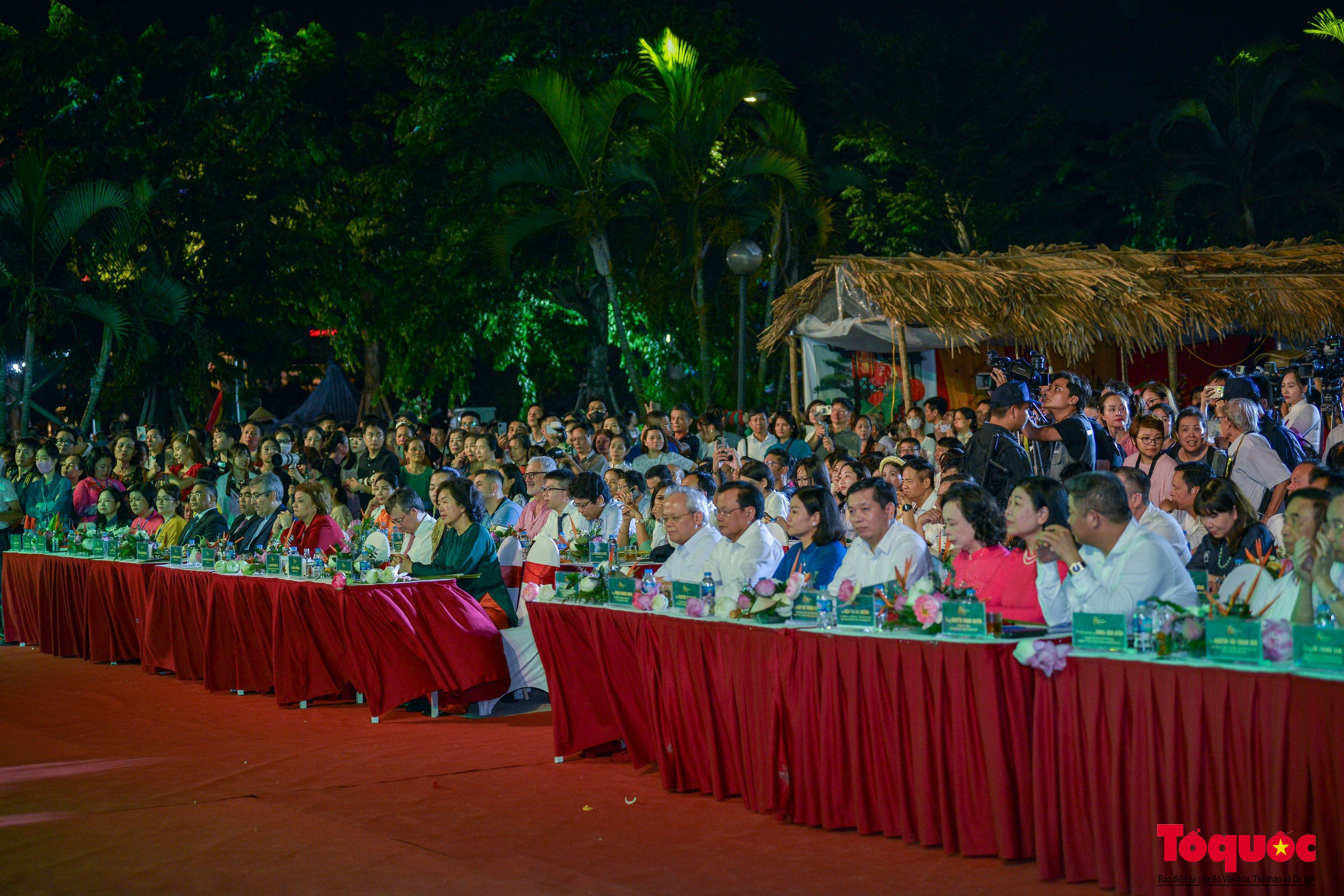 Mãn nhãn với show diễn thực cảnh sen tại Khai mạc Lễ hội sen Hà Nội năm 2024 - Ảnh 2. Mãn nhãn với show diễn thực cảnh sen tại Khai mạc Lễ hội sen Hà Nội năm 2024 - Ảnh 2.