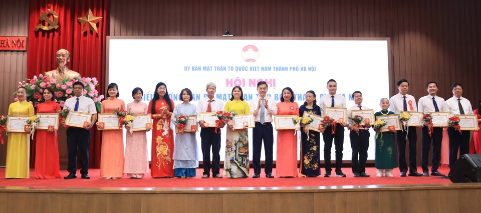 Chủ tịch Ủy ban Mặt trận Tổ quốc Việt Nam TP Nguyễn Lan Hương và Phó Chủ tịch UBND TP Hà Minh Hải trao Bằng khen của Chủ tịch UBND TP cho các tập thể, cá nhân tại ''Hội nghị biểu dương cán bộ Mặt trận tiêu biểu các cấp TP Hà Nội giai đoạn 2019-2024''