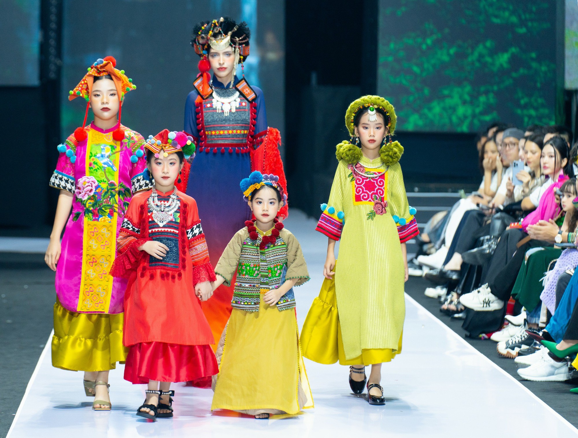Mẫu nhí 5 tuổi gây sốt với màn calwalk đầy tự tin trong Tuần lễ Thời trang Quốc tế 2023 là ai? - Ảnh 1. Mẫu nhí 5 tuổi gây sốt với màn calwalk đầy tự tin trong Tuần lễ Thời trang Quốc tế 2023 là ai? - Ảnh 1.