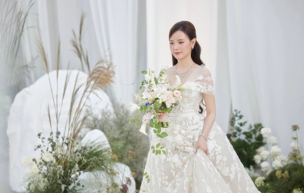 Midu diện 4 chiếc váy độc đáo, trị giá hàng tỷ đồng trong đám cưới - 1 Midu diện 4 chiếc váy độc đáo, trị giá hàng tỷ đồng trong đám cưới - 1