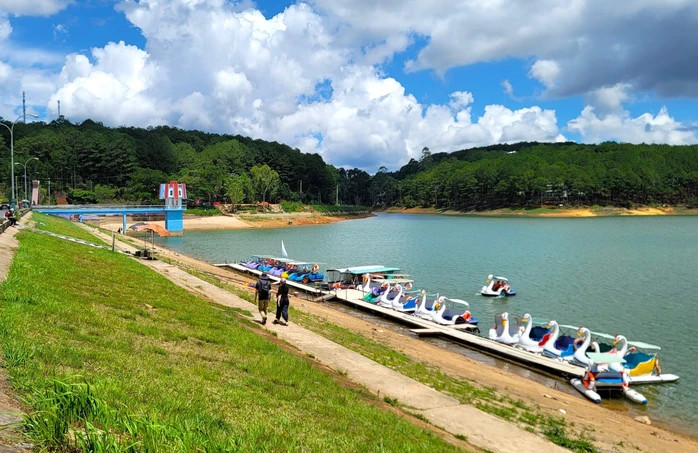 Mở luồng thủy nội địa phục vụ du khách trên hồ Tuyền Lâm- Ảnh 1. Mở luồng thủy nội địa phục vụ du khách trên hồ Tuyền Lâm- Ảnh 1.