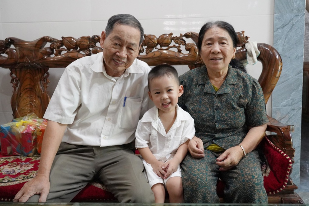 Mới 3 tuổi, cậu bé đã đọc tiếng Việt thành thạo, biết cả tiếng Anh - 2 Mới 3 tuổi, cậu bé đã đọc tiếng Việt thành thạo, biết cả tiếng Anh - 2