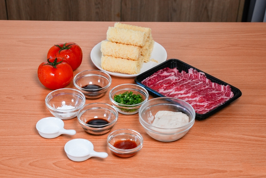 Váng đậu cuộn tôm bò sốt cà mềm ngọt - Ảnh 1. Váng đậu cuộn tôm bò sốt cà mềm ngọt - Ảnh 1.