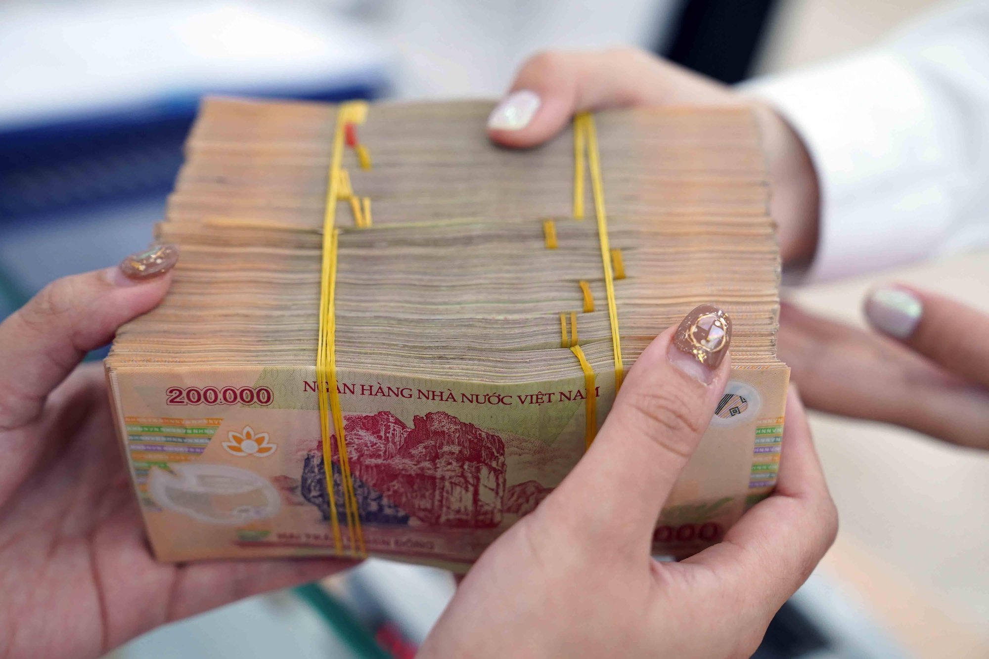 Nhiều doanh nghiệp mua lại trái phiếu trước hạn - Ảnh 1. Nhiều doanh nghiệp mua lại trái phiếu trước hạn - Ảnh 1.