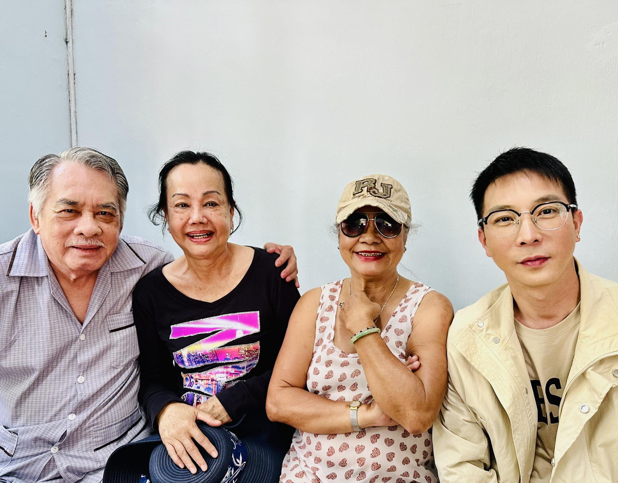 NS Tú Trinh, Kiều Phượng Loan, Hoàng Hiệp thăm nghệ sĩ lão thành tại Thị Nghè- Ảnh 1. NS Tú Trinh, Kiều Phượng Loan, Hoàng Hiệp thăm nghệ sĩ lão thành tại Thị Nghè- Ảnh 1.