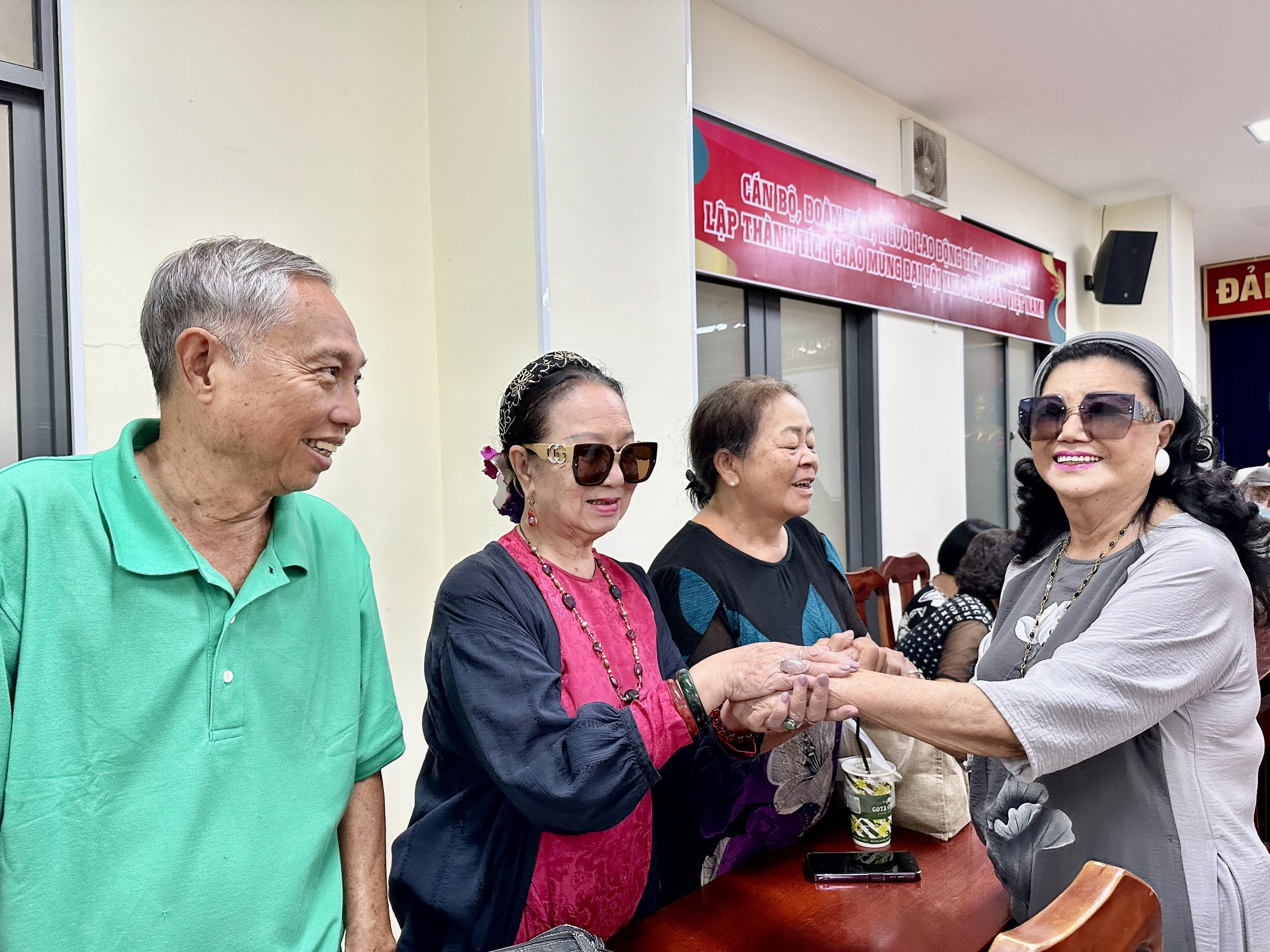 NSND Kim Cương và chương trình “Nghệ sĩ tri âm” lần 10 trao quà cho 120 nghệ sĩ- Ảnh 1. NSND Kim Cương và chương trình “Nghệ sĩ tri âm” lần 10 trao quà cho 120 nghệ sĩ- Ảnh 1.