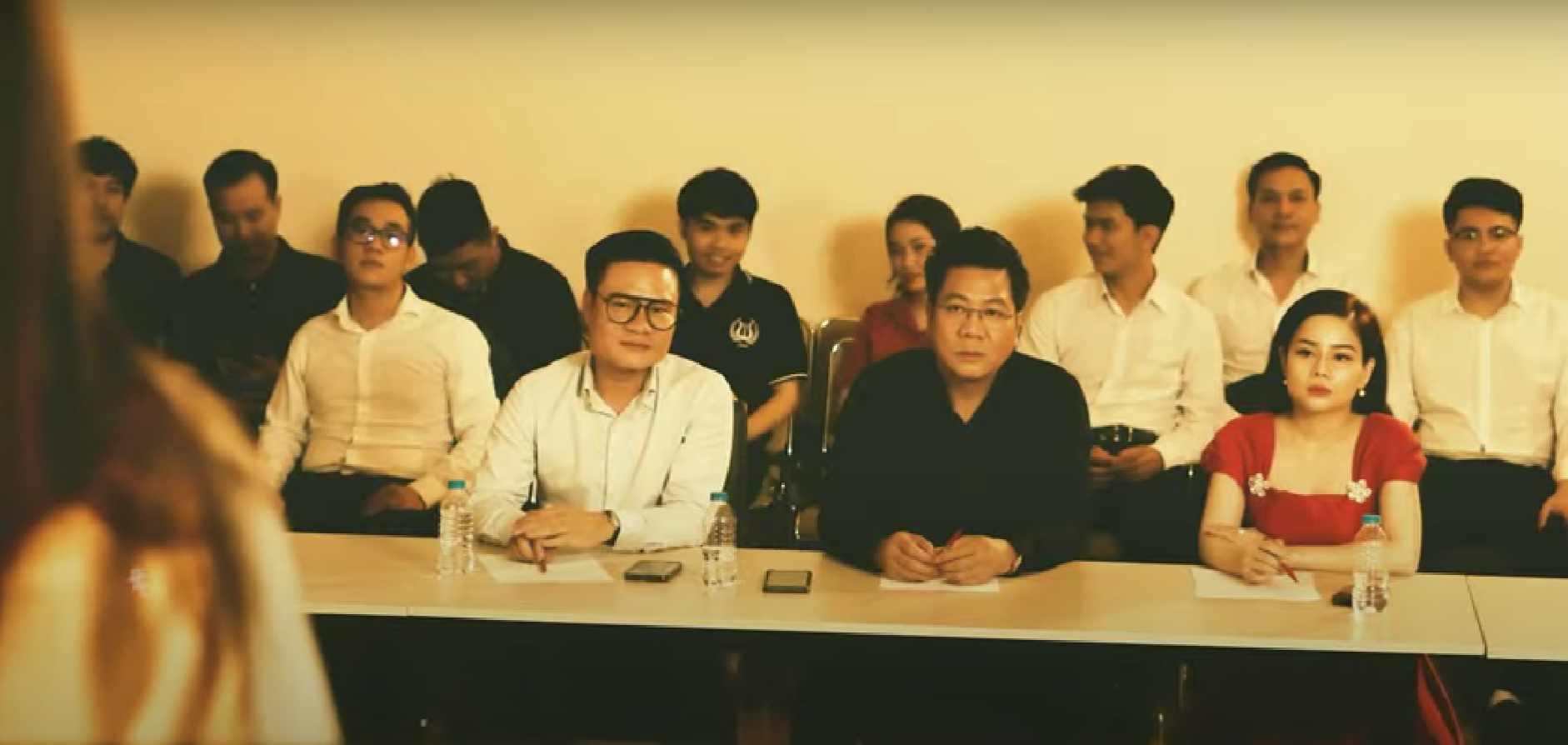 NSND Quốc Hưng trào dâng cảm xúc khi nhận món quà đặc biệt từ 19 học trò nổi tiếng - Ảnh 2. NSND Quốc Hưng trào dâng cảm xúc khi nhận món quà đặc biệt từ 19 học trò nổi tiếng - Ảnh 2.
