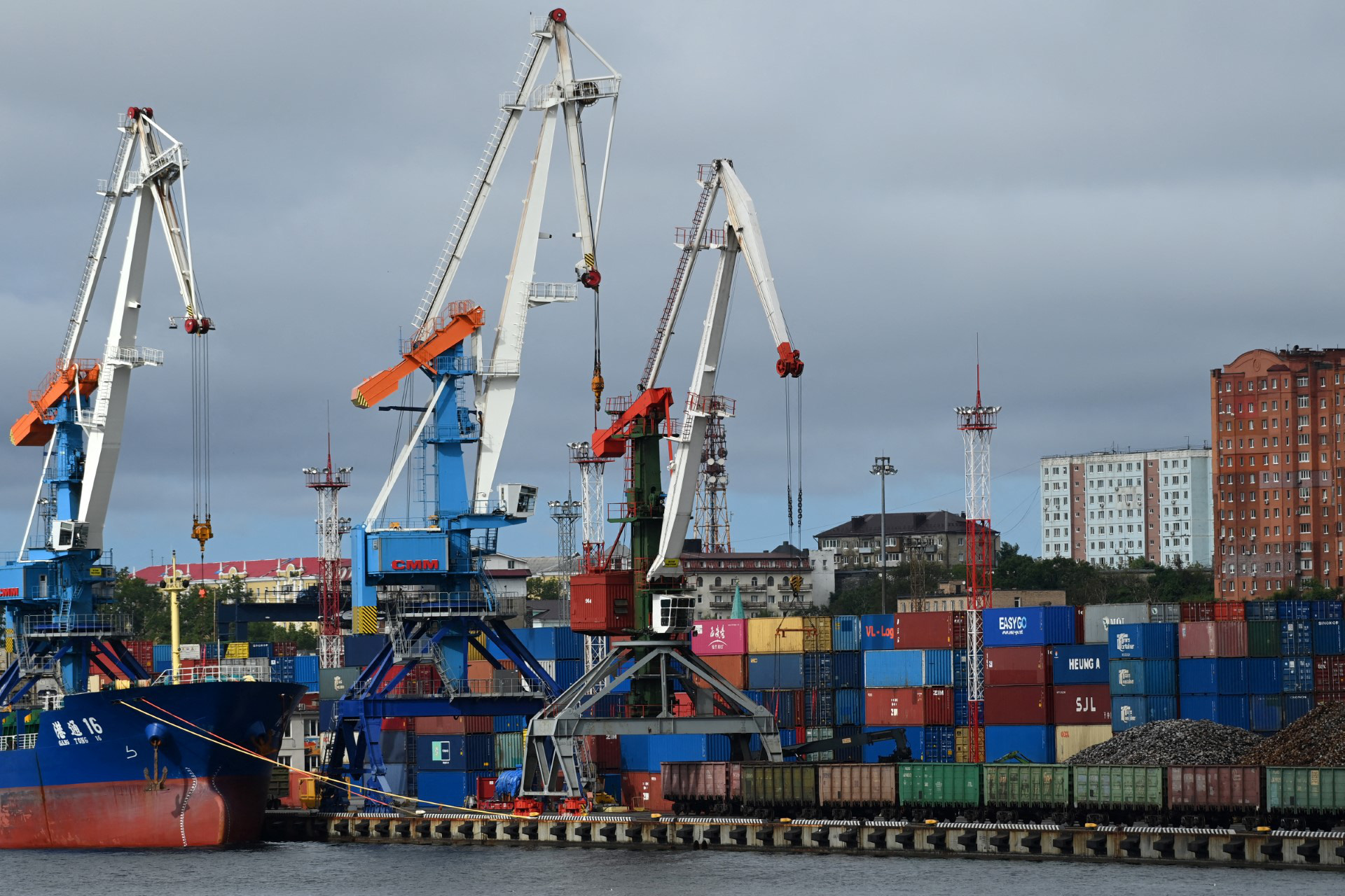 hoạt động tại cảng Vladivostok của Nga - Ảnh: AFP Nga tăng thuế hàng hóa nhập khẩu từ 'các nước không thân thiện'- Ảnh 1.