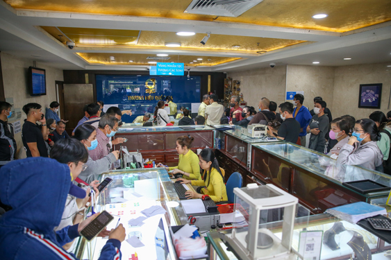 Khách chờ mua vàng miếng SJC tại trụ sở Công ty SJC vào chiều 3-6 Ảnh: HOÀNG TRIỀU Khách chờ mua vàng miếng SJC tại trụ sở Công ty SJC vào chiều 3-6 Ảnh: HOÀNG TRIỀU