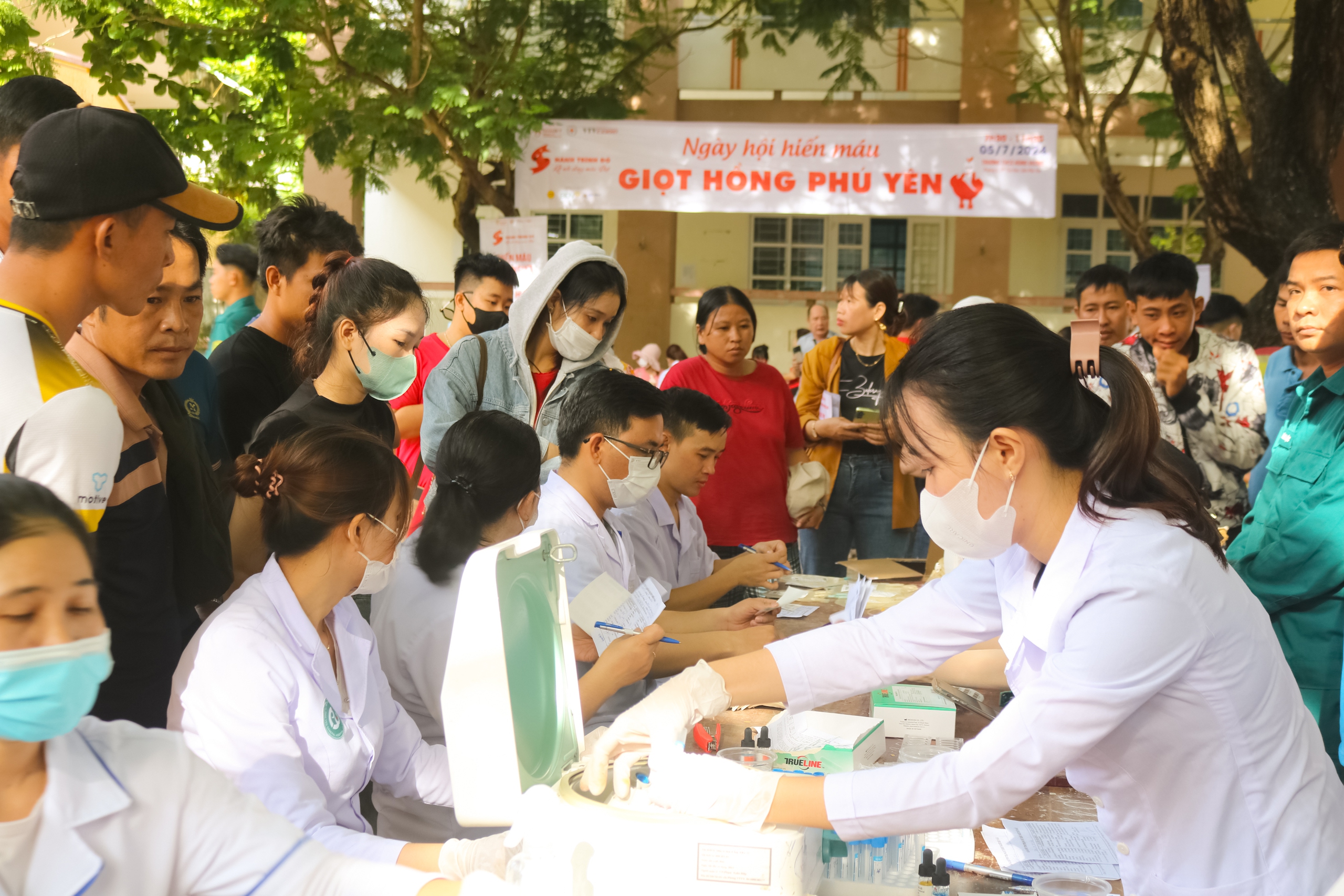 Ngày hội 'Hành trình đỏ' ở Phú Yên thu về 350 đơn vị máu- Ảnh 2. Ngày hội 'Hành trình đỏ' ở Phú Yên thu về 350 đơn vị máu- Ảnh 2.