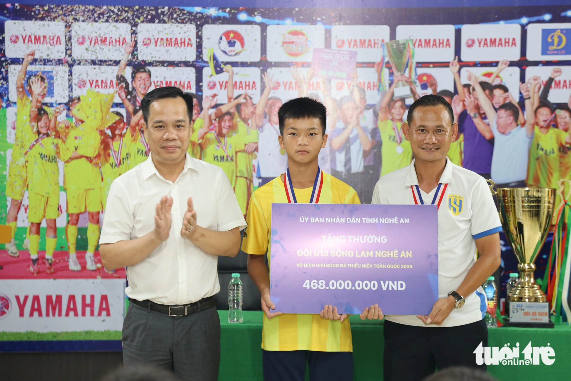Nghệ An thưởng gần nửa tỉ đồng cho U13 Sông Lam Nghệ An- Ảnh 1. Lãnh đạo Sở Văn hóa và Thể thao Nghệ An thay mặt UBND tỉnh Nghệ An trao thưởng 468 triệu đồng cho U13 Sông Lam Nghệ An - Ảnh: DOÃN HÒA