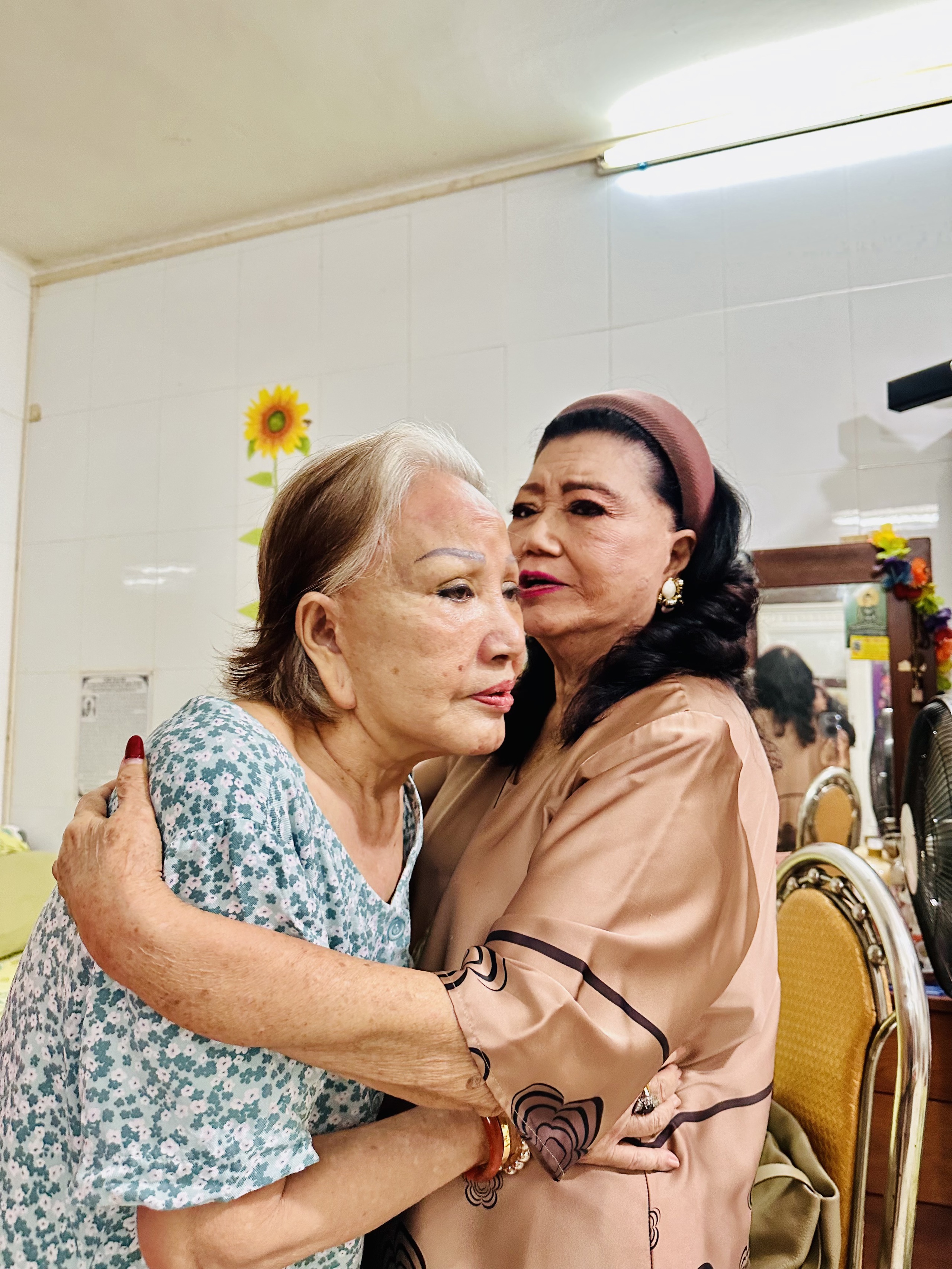 Nghệ sĩ Hồng Nga bị lẫn nhưng không quên ký ức đời Nghệ sĩ Hồng Nga bị lẫn nhưng không quên ký ức đời