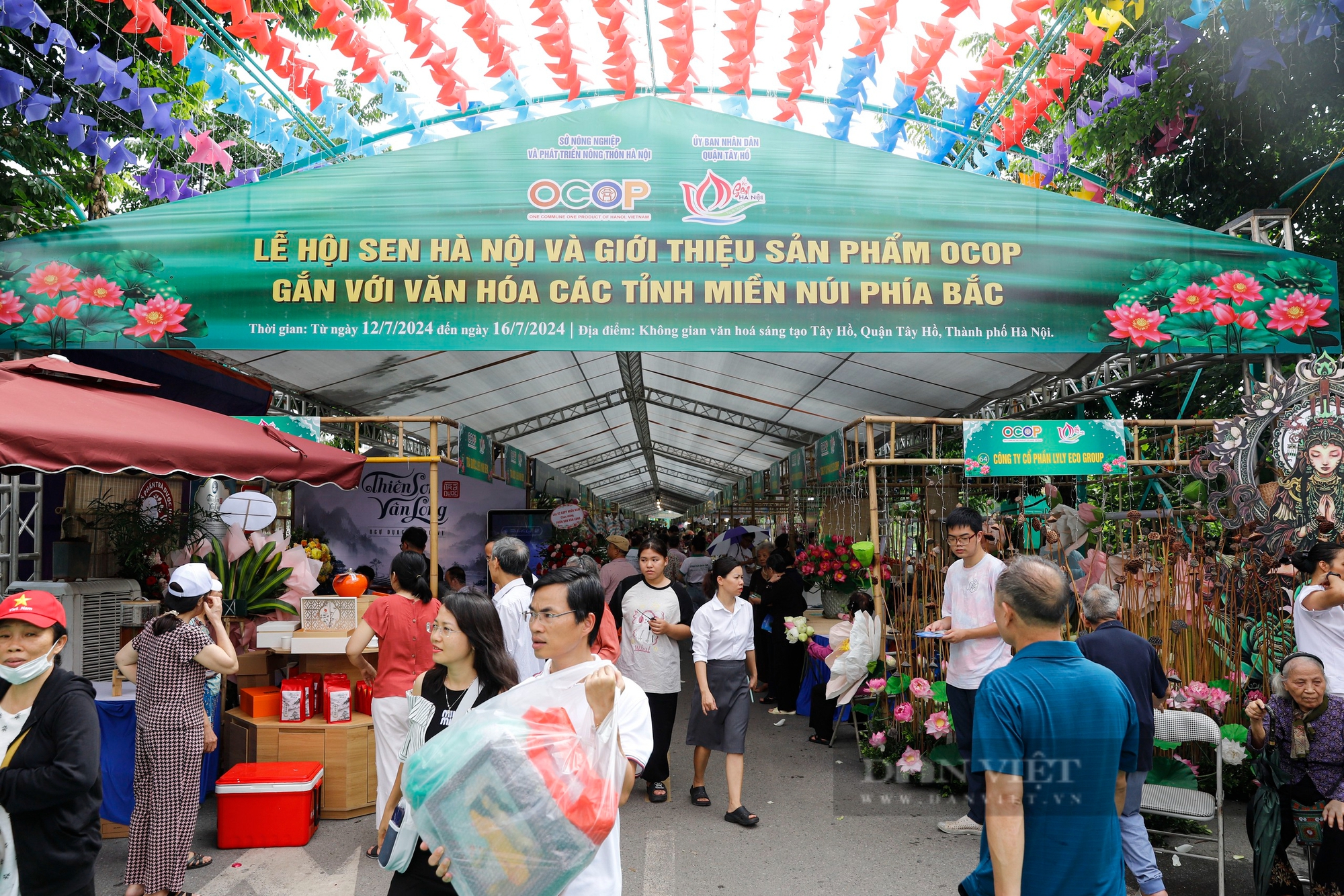 Người Hà Nội thích thú thưởng trà, rủ nhau mua tranh dệt lụa từ tơ sen giá lên tới 2,5 triệu đồng- Ảnh 1. Người Hà Nội thích thú thưởng trà, rủ nhau mua tranh dệt lụa từ tơ sen giá lên tới 2,5 triệu đồng- Ảnh 1.