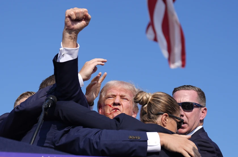 Người Mỹ lo sợ về bạo lực chính trị sau vụ ông Trump bị bắn- Ảnh 1. Ông Trump bị bắn khi đang phát biểu trong buổi vận động tranh cử ở Butler, Pennsylvania, ngày 13/7/2024