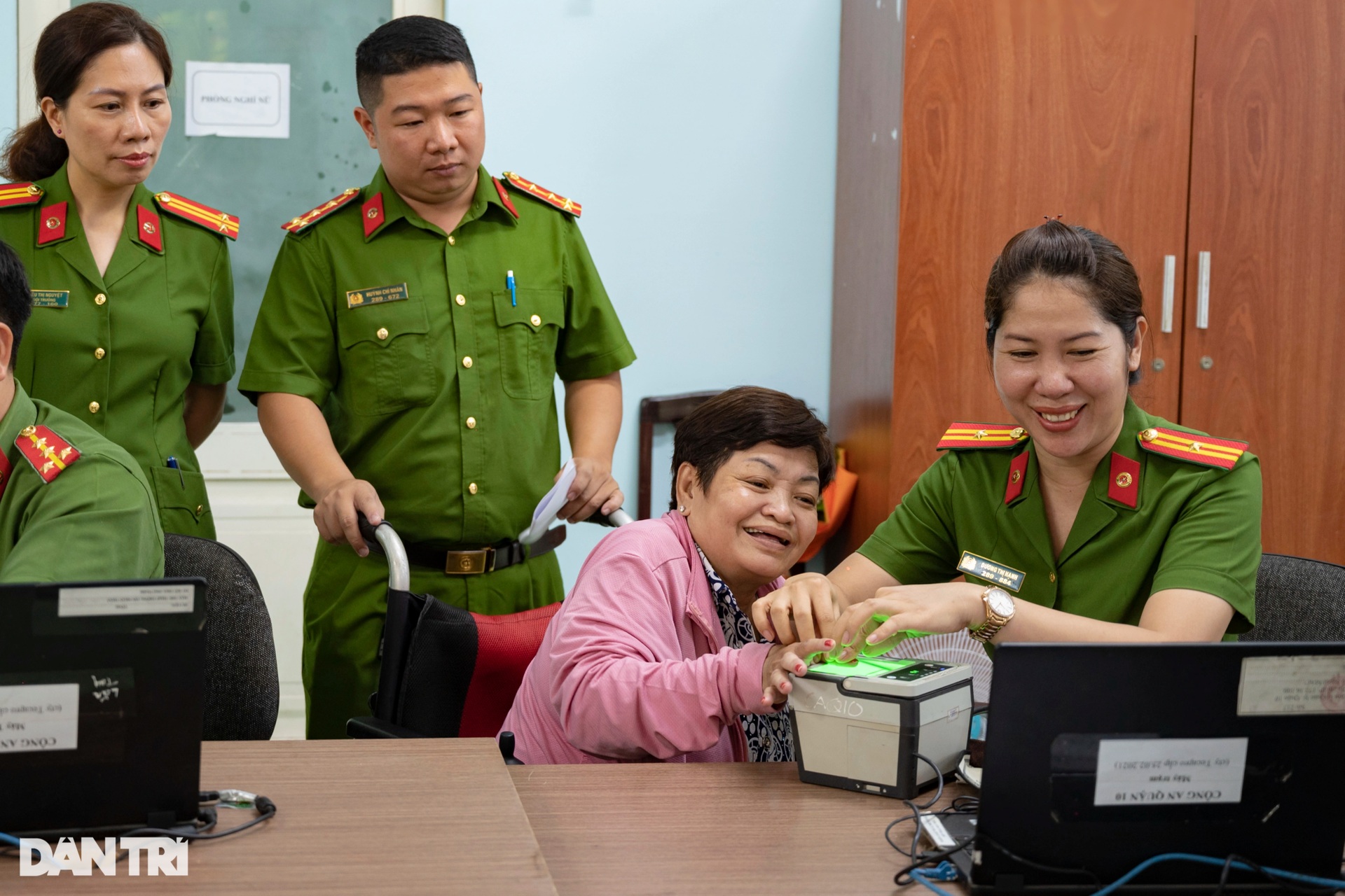 Người dân TPHCM gác việc, đưa trẻ nhỏ đi làm căn cước - 1 Người dân TPHCM gác việc, đưa trẻ nhỏ đi làm căn cước - 1