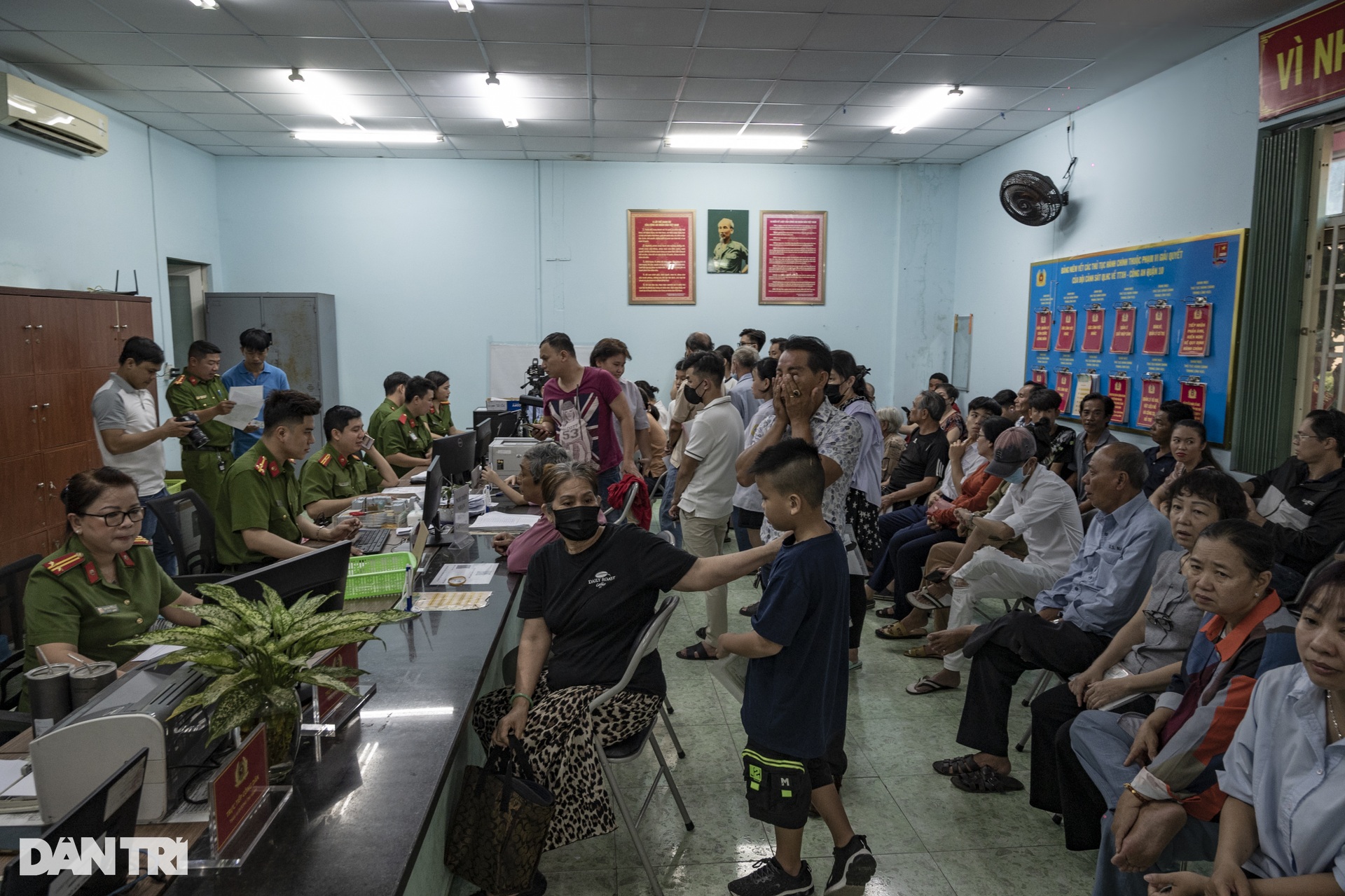 Người dân TPHCM gác việc, đưa trẻ nhỏ đi làm căn cước - 2 Người dân TPHCM gác việc, đưa trẻ nhỏ đi làm căn cước - 2