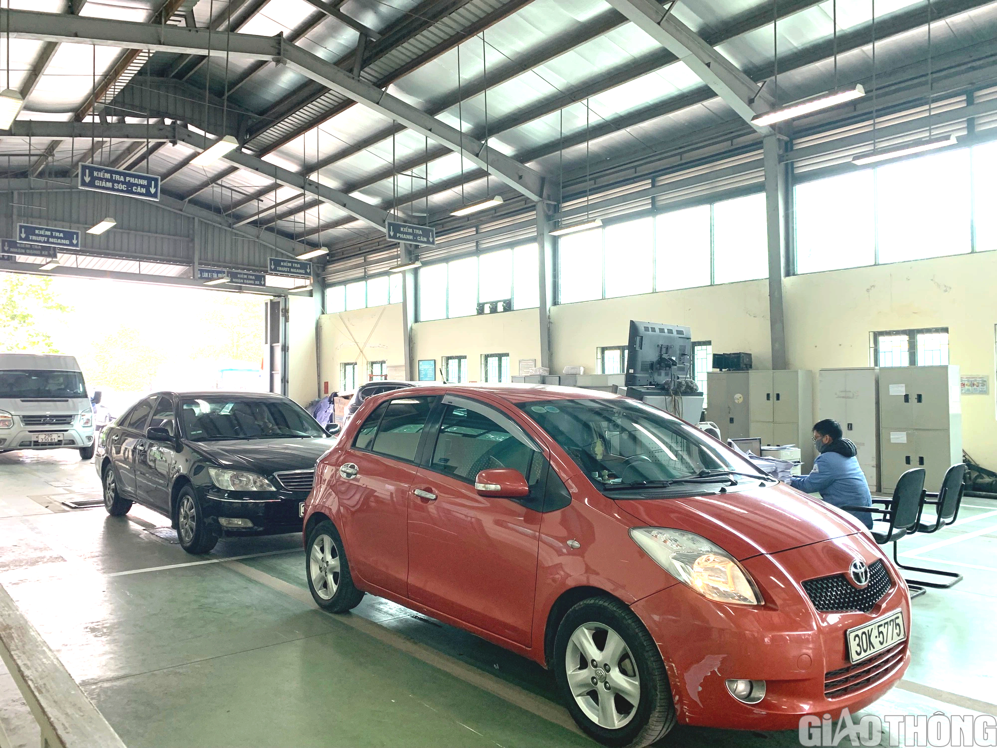 Người dân hình thành thói quen đặt lịch đăng kiểm qua ứng dụng - Ảnh 1. Người dân hình thành thói quen đặt lịch đăng kiểm qua ứng dụng - Ảnh 1.
