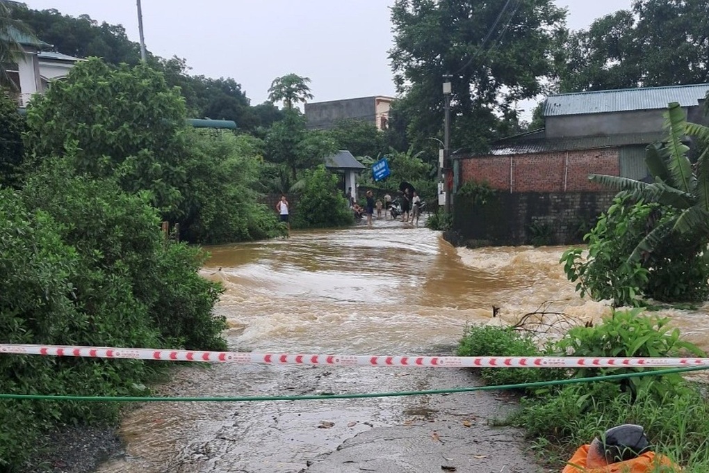 Người đàn ông Hà Nội bị lũ cuốn trôi khi đi qua ngầm tràn - 1 Người đàn ông Hà Nội bị lũ cuốn trôi khi đi qua ngầm tràn - 1