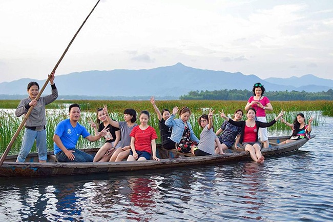 Người ta đang kéo đến đầm Trà Ổ đầm nước ngọt tự nhiên có cá chình mun đặc sản Bình Định- Ảnh 1. Người ta đang kéo đến đầm Trà Ổ đầm nước ngọt tự nhiên có cá chình mun đặc sản Bình Định- Ảnh 1.