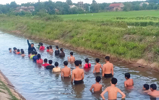 : Thầy Tước đã gần 20 năm dạy bơi miễn phí cho học trò : Thầy Tước đã gần 20 năm dạy bơi miễn phí cho học trò