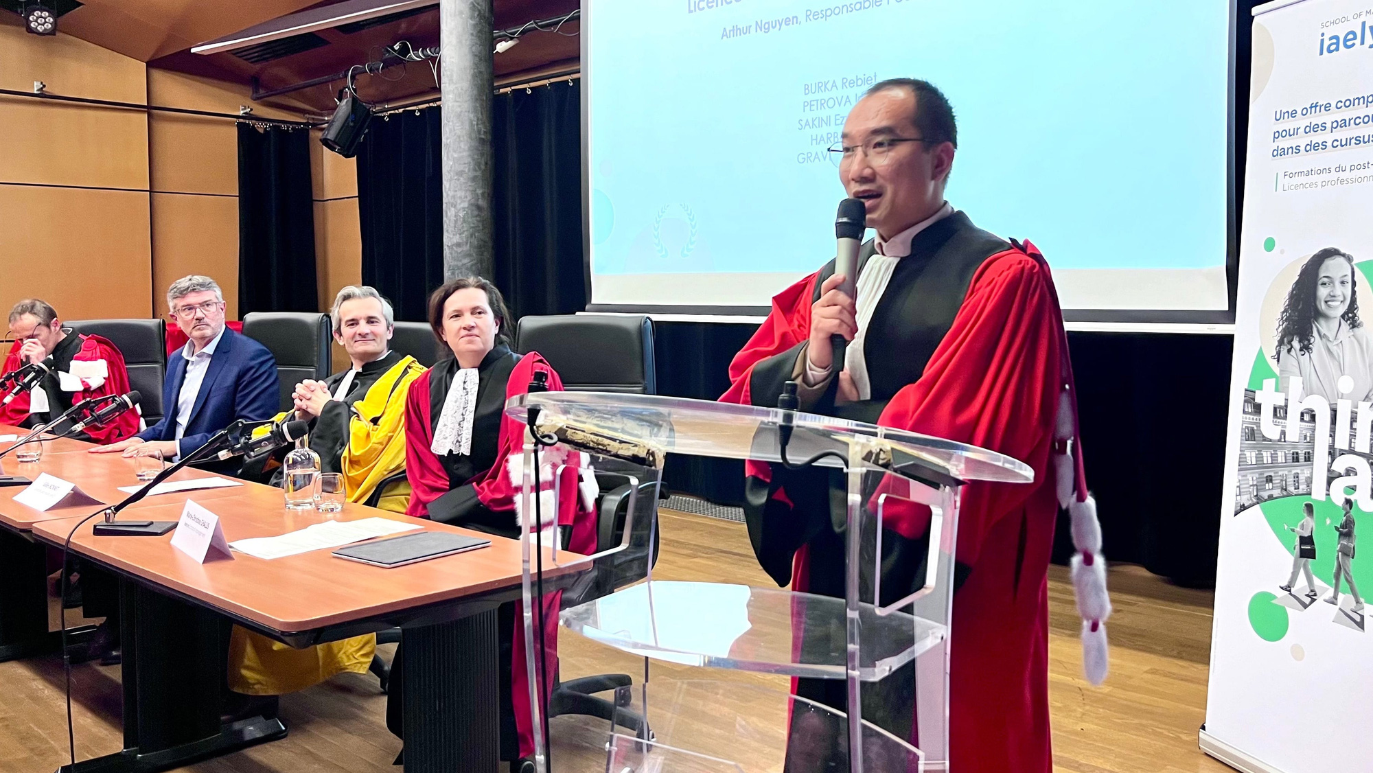 GS.TS Nguyễn Nhật Nguyên tại lễ trao bằng tốt nghiệp của Học viện Kinh doanh Trường Lyon III - Ảnh: NVCC GS.TS Nguyễn Nhật Nguyên tại lễ trao bằng tốt nghiệp của Học viện Kinh doanh Trường Lyon III - Ảnh: NVCC