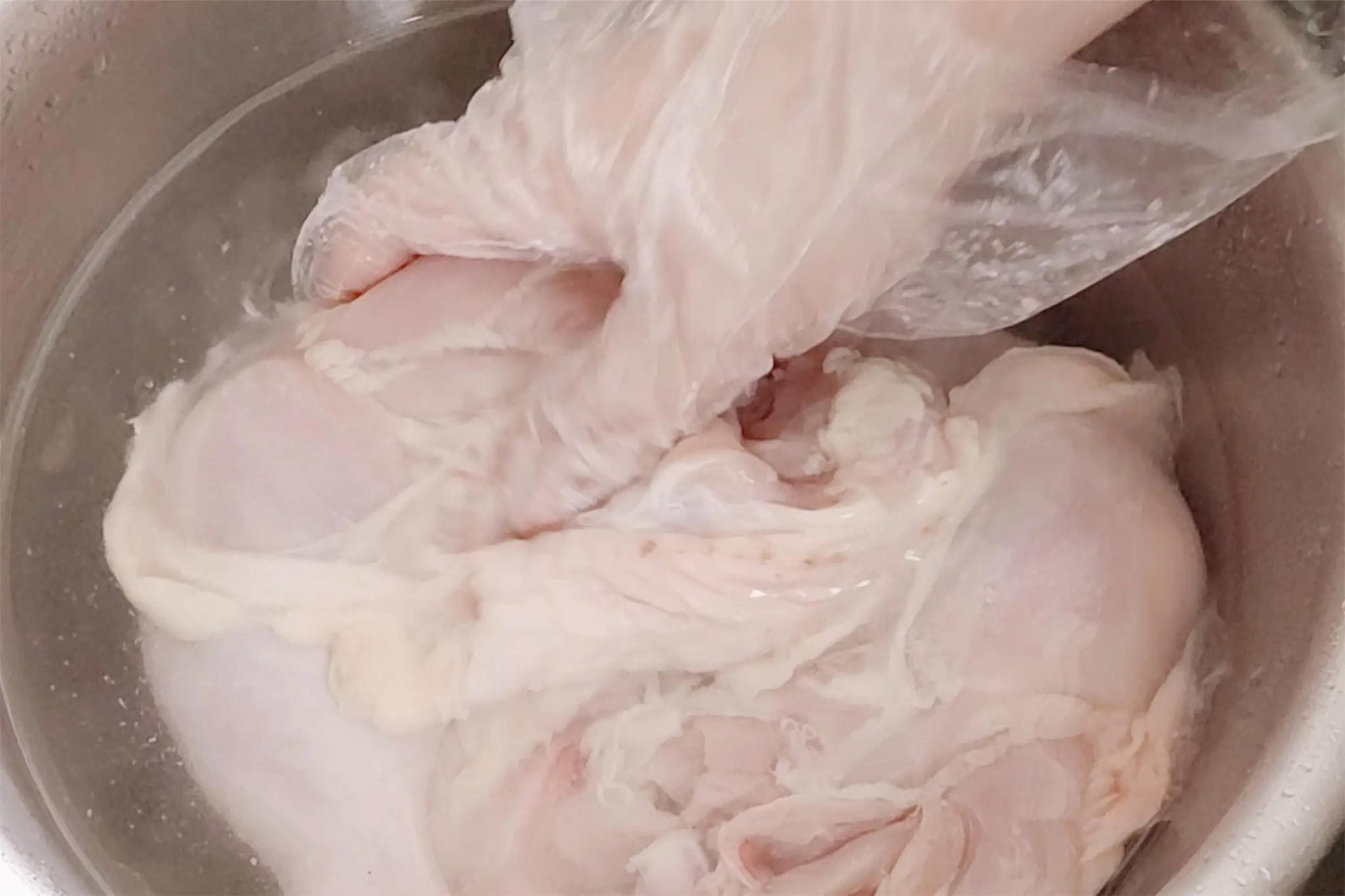 Bữa cơm mùa hè làm ngay món ăn này: Nhanh trong 'chớp mắt' và phần nước sốt trộn cùng cơm thì ngon vô cùng!- Ảnh 1. Bữa cơm mùa hè làm ngay món ăn này: Nhanh trong 'chớp mắt' và phần nước sốt trộn cùng cơm thì ngon vô cùng!- Ảnh 1.