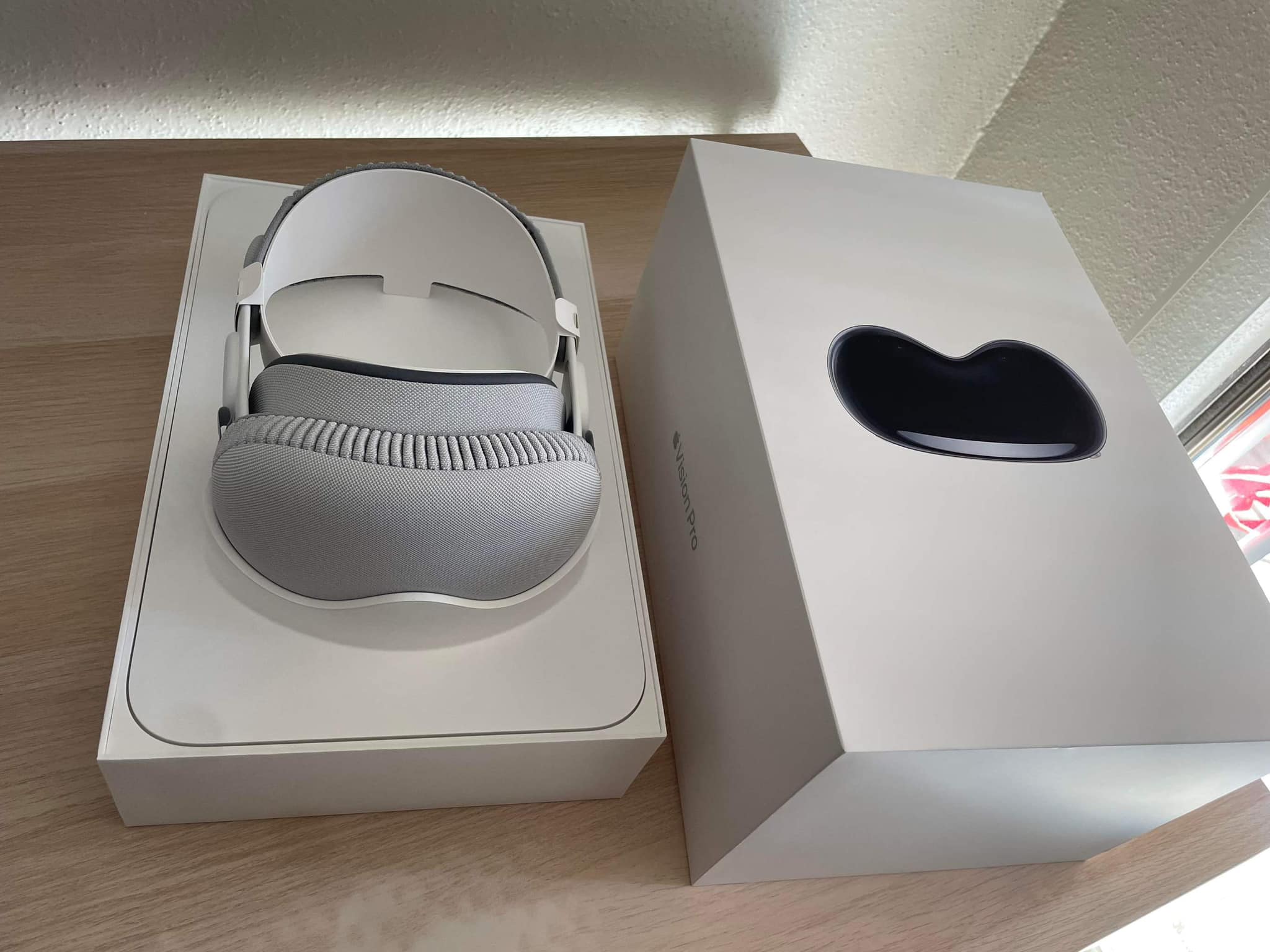 Nhiều người dùng trả lại kính Vision Pro cho Apple- Ảnh 1. Nhiều người dùng trả lại kính Vision Pro cho Apple- Ảnh 1.