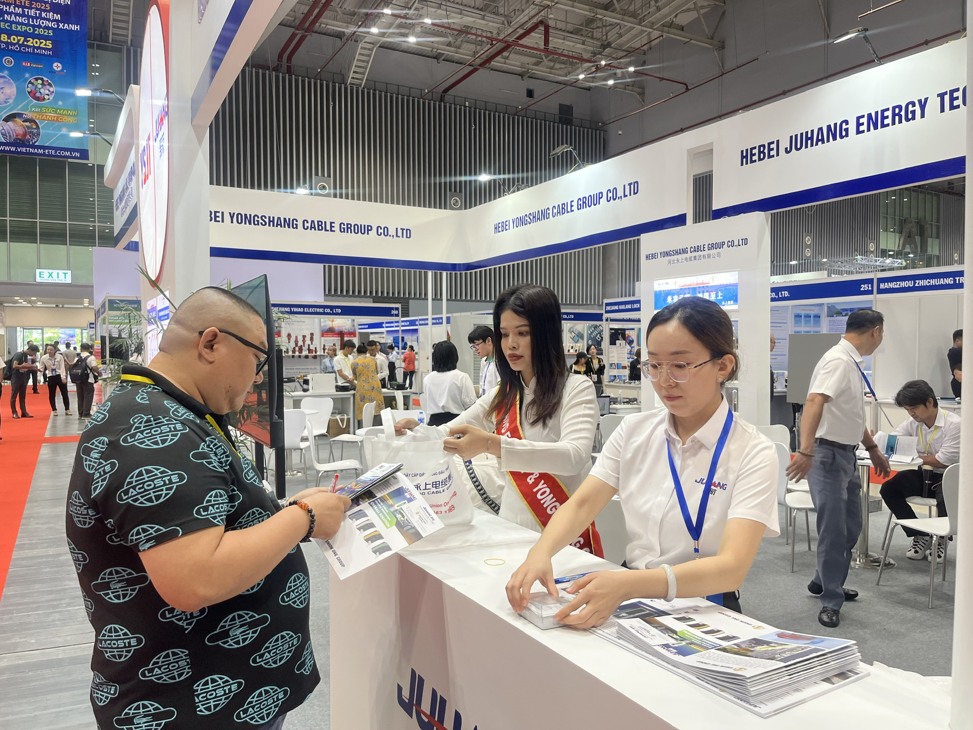 Nhiều ông lớn ngành điện, năng lượng quy tụ tại triển lãm quốc tế ở TP.HCM- Ảnh 1. Hàng loạt thương hiệu trong ngành điện và năng lượng đến từ nhiều nước có mặt tại triển lãm - Ảnh: N.BÌNH