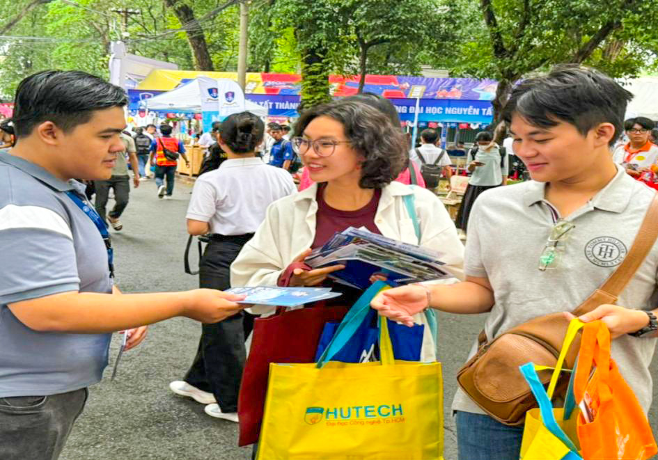Các trường đại học phát cẩm nang và tư vấn cho học sinh sáng 20-7 - Ảnh: TIẾN DŨNG Các trường đại học phát cẩm nang và tư vấn cho học sinh sáng 20-7 - Ảnh: TIẾN DŨNG