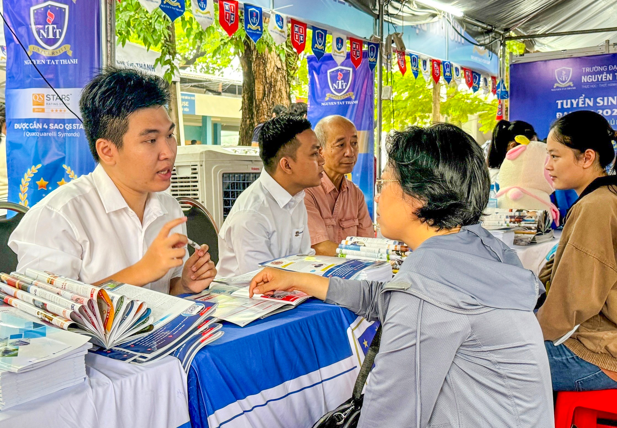 Thầy Văn Tùng - Viện Đào Tạo Quốc Tế (Trường ĐH Nguyễn Tất Thành) tư vấn cho phụ huynh chương trình đào tạo của ngành sáng 20-07 - Ảnh: TRẦN SANG TRỌNG Thầy Văn Tùng - Viện Đào tạo quốc tế (Trường ĐH Nguyễn Tất Thành) tư vấn cho phụ huynh chương trình đào tạo của ngành sáng 20-7 - Ảnh: TRẦN SANG TRỌNG