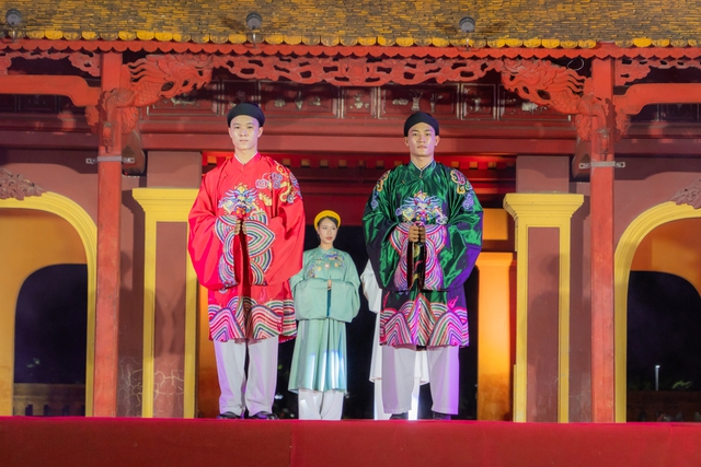 Nỗ lực mang áo dài ngũ thân tiệm cận giới trẻ- Ảnh 1. Nỗ lực mang áo dài ngũ thân tiệm cận giới trẻ- Ảnh 1.