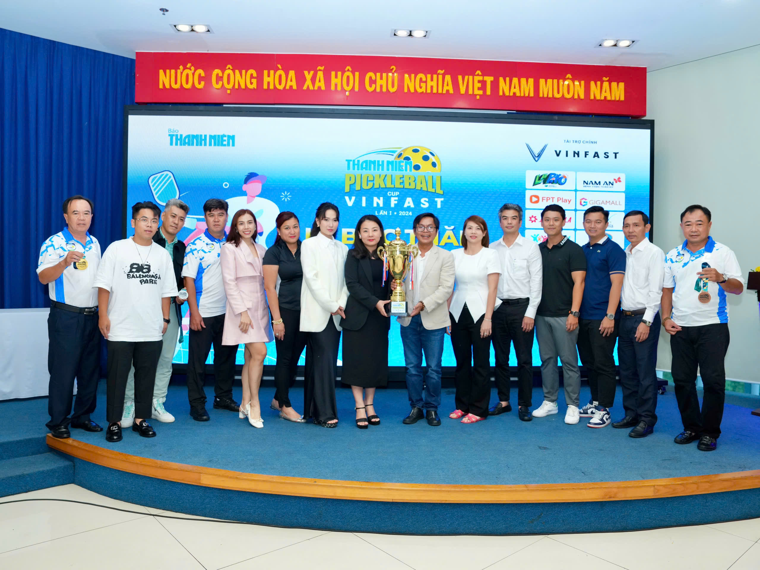 Hội đồng chuyên môn cùng các đơn vị đồng hành cùng BTC giải chụp bên Cúp VINFAST Hội đồng chuyên môn cùng các đơn vị đồng hành cùng BTC giải chụp bên Cúp VINFAST