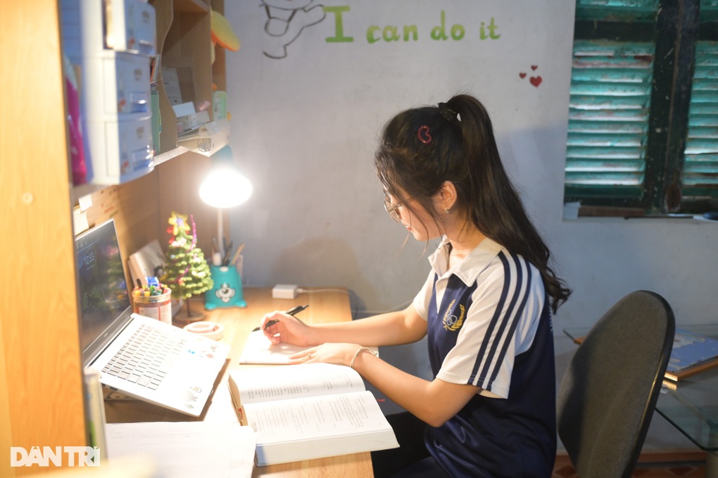 Nữ sinh đạt điểm 10 môn văn viết kín 12 trang giấy, run khi tra điểm - 2 Nữ sinh đạt điểm 10 môn văn viết kín 12 trang giấy, run khi tra điểm - 2