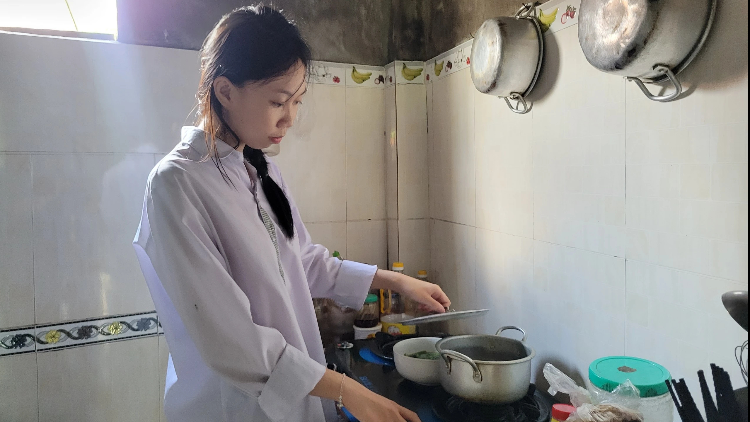 Nữ thủ khoa chọn học sư phạm, ở ký túc xá để mẹ đỡ khổ- Ảnh 1. Nữ thủ khoa chọn học sư phạm, ở ký túc xá để mẹ đỡ khổ- Ảnh 1.