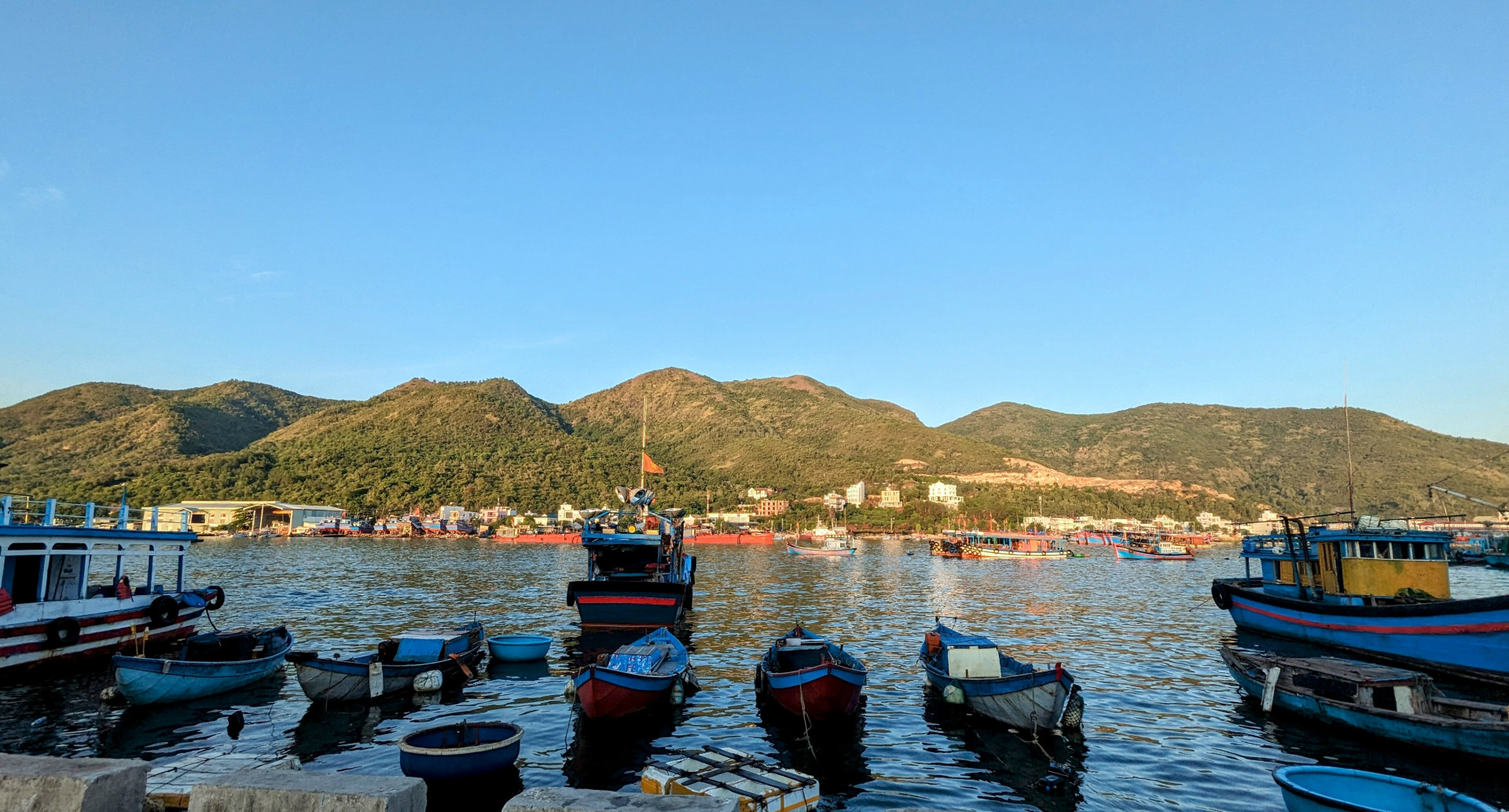 Ở Nha Trang của Khánh Hòa có một ngọn núi tên nghe như tiếng hôn chùn chụt, cảnh đẹp như phim- Ảnh 1. Ở Nha Trang của Khánh Hòa có một ngọn núi tên nghe như tiếng hôn chùn chụt, cảnh đẹp như phim- Ảnh 1.