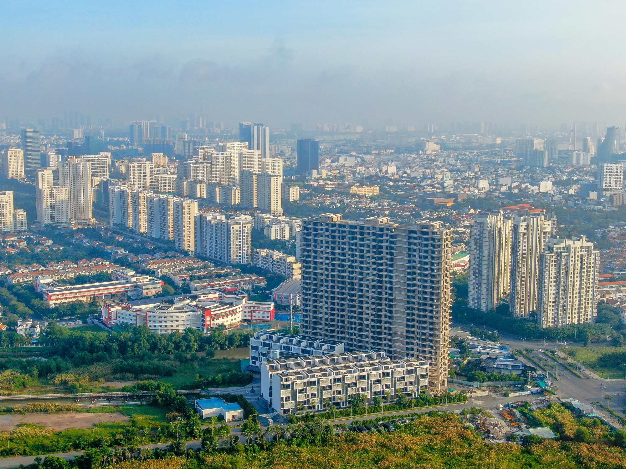 Ôm tiền chờ săn dự án bất động sản - Ảnh 1. Ôm tiền chờ săn dự án bất động sản - Ảnh 1.
