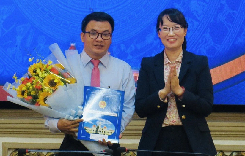 Ông Trần Văn Mạnh làm phó tổng biên tập tạp chí Giáo Dục TP.HCM- Ảnh 1. Bà Trần Thị Diệu Thúy - phó chủ tịch UBND TP.HCM - trao quyết định và tặng hoa chúc mừng ông Trần Văn Mạnh - phó tổng biên tập tạp chí Giáo Dục TP.HCM - Ảnh: THỦY PHẠM