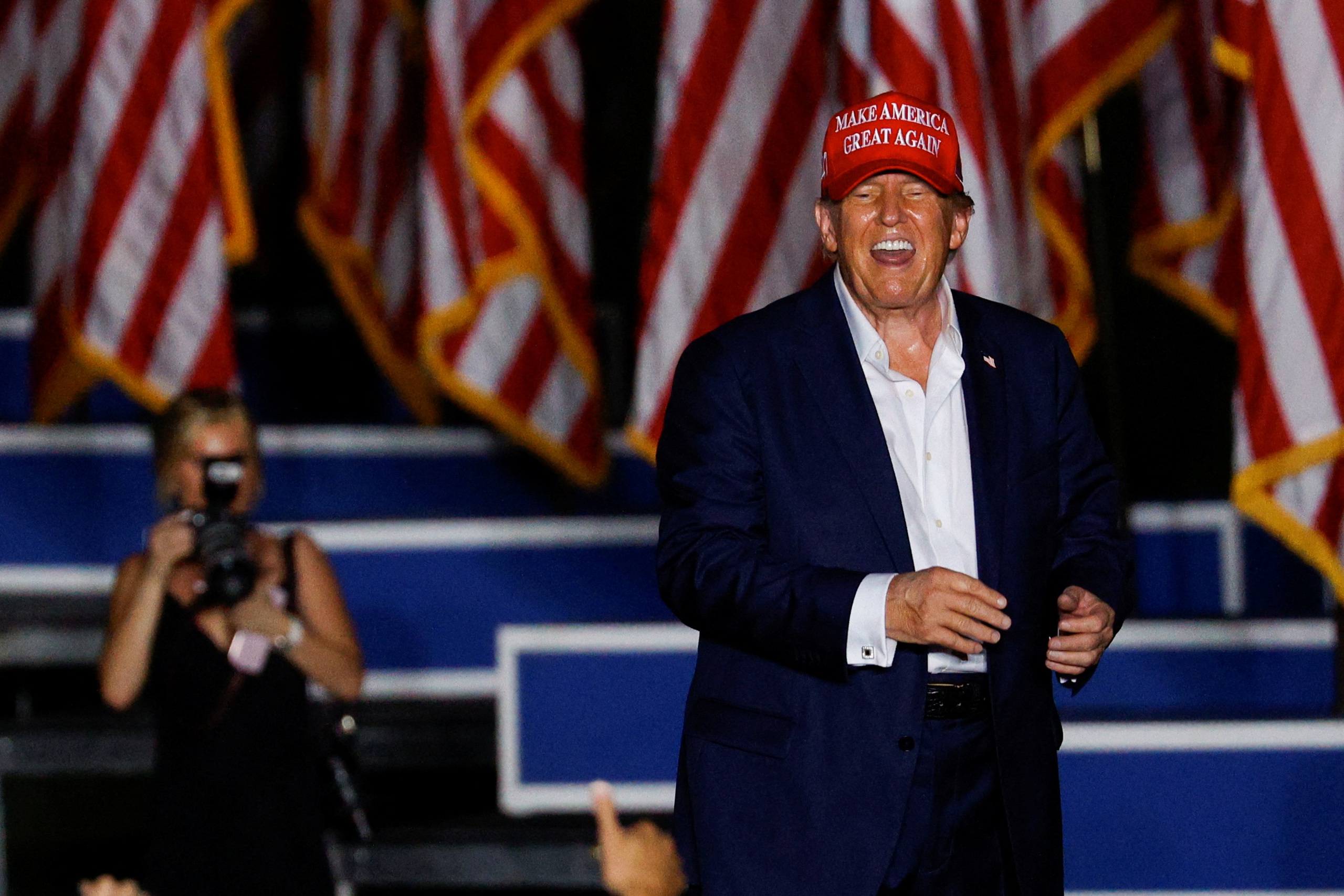 Ông Trump thách ông Biden tranh luận và đấu golf- Ảnh 1. Ông Trump thách ông Biden tranh luận và đấu golf- Ảnh 1.