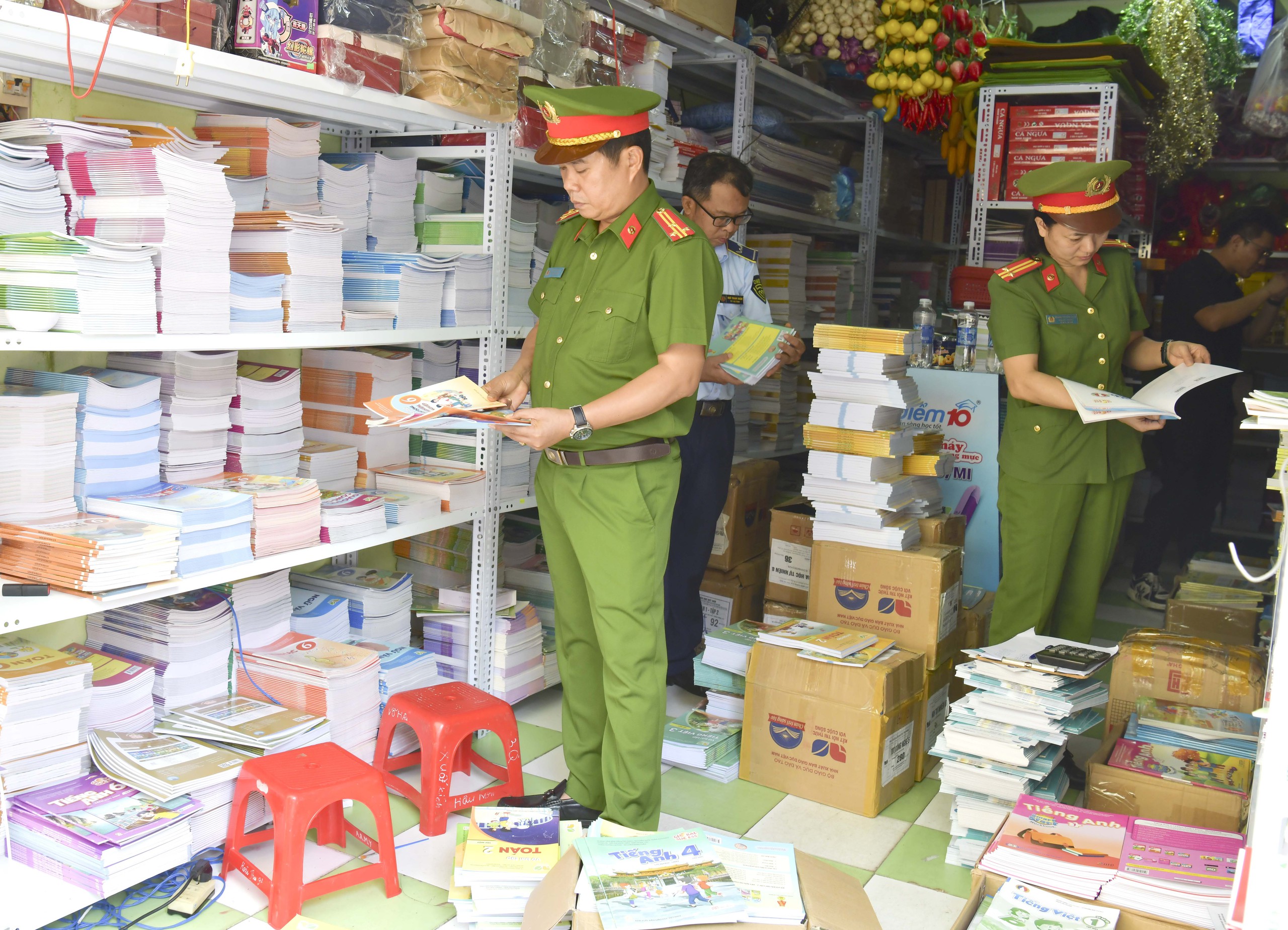 Quảng Bình: Phát hiện gần 2.000 đầu sách vở giả- Ảnh 1. Quảng Bình: Phát hiện gần 2.000 đầu sách vở giả- Ảnh 1.