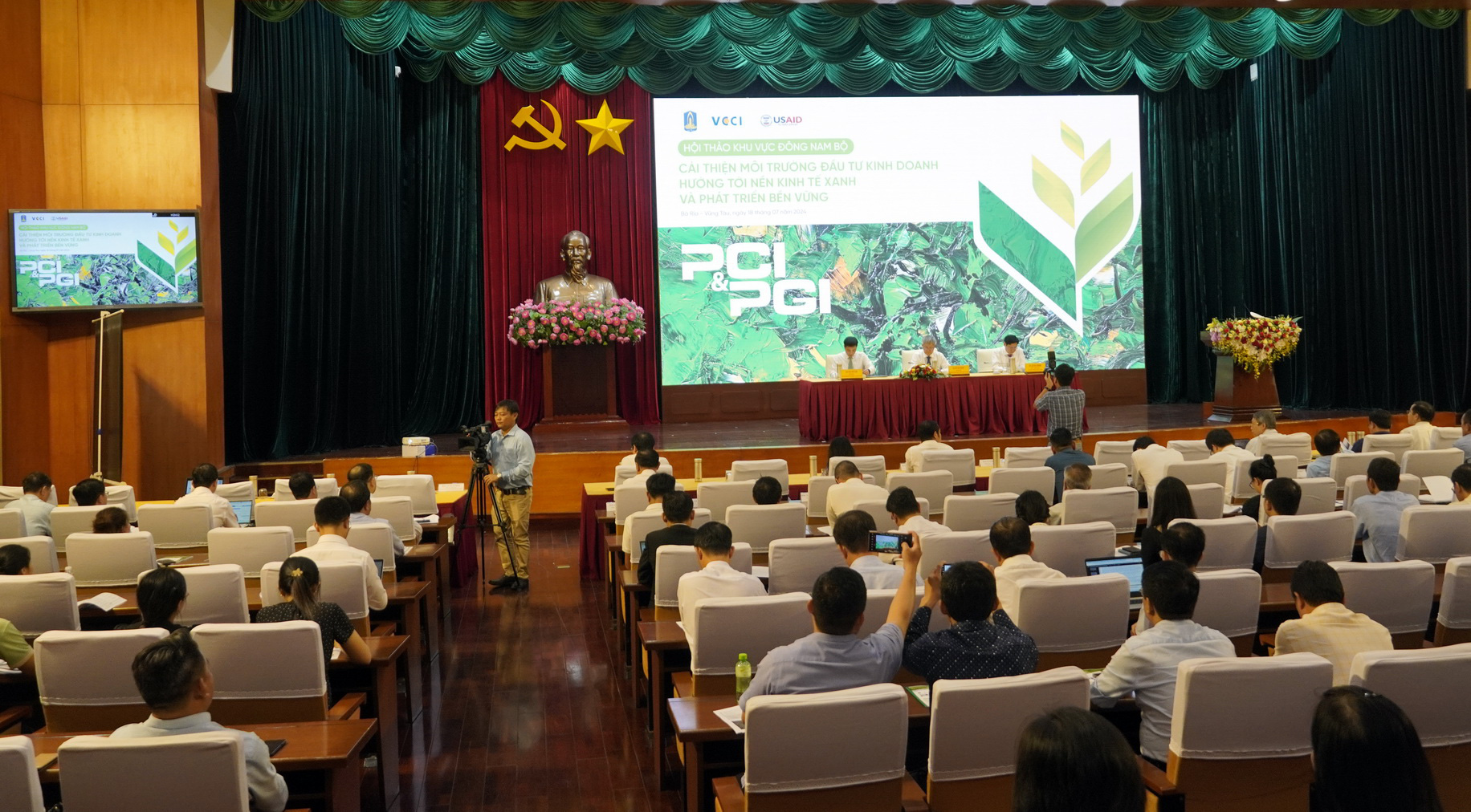 Phát triển kinh tế xanh Đông Nam Bộ, doanh nghiệp than khó ở đất đai và hành chính- Ảnh 1. Quang cảnh hội thảo phát triển kinh tế xanh Vùng Đông Nam Bộ - Ảnh: ĐÔNG HÀ