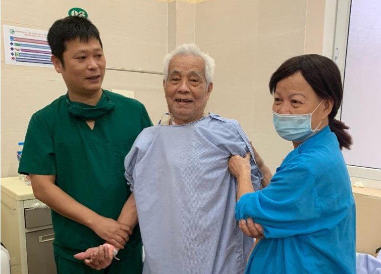 Phẫu thuật nội soi cột sống mang lại cuộc sống mới cho bệnh nhân cao tuổi - Ảnh 1. Phẫu thuật nội soi cột sống mang lại cuộc sống mới cho bệnh nhân cao tuổi - Ảnh 1.
