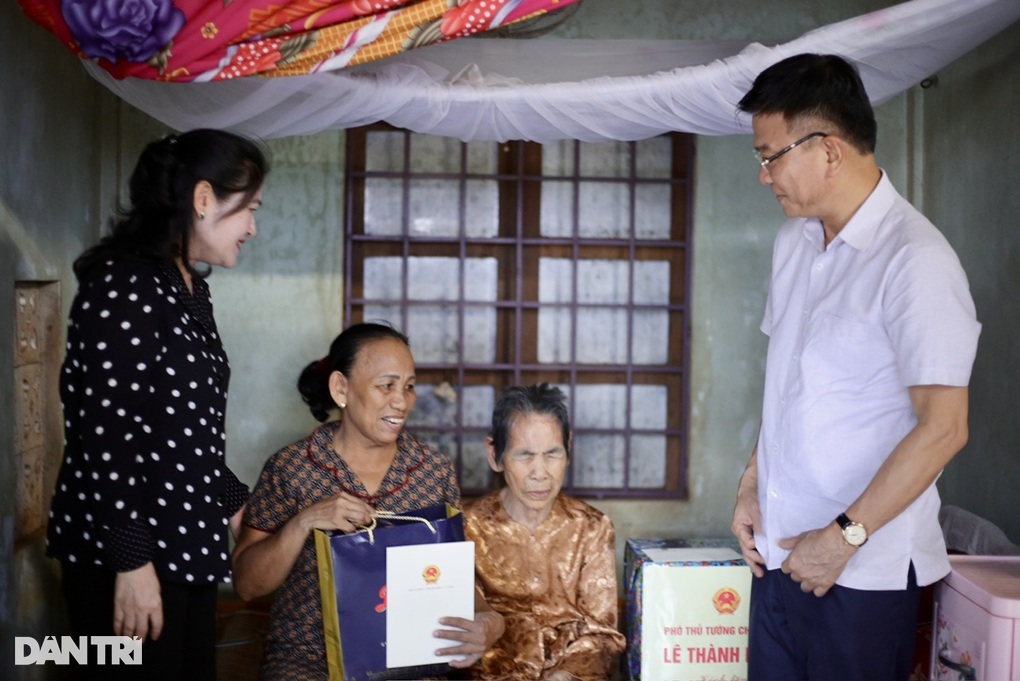Phó Thủ tướng thăm, tặng quà Mẹ Việt Nam anh hùng, thương binh ở Quảng Trị - 1 Phó Thủ tướng thăm, tặng quà Mẹ Việt Nam anh hùng, thương binh ở Quảng Trị - 1