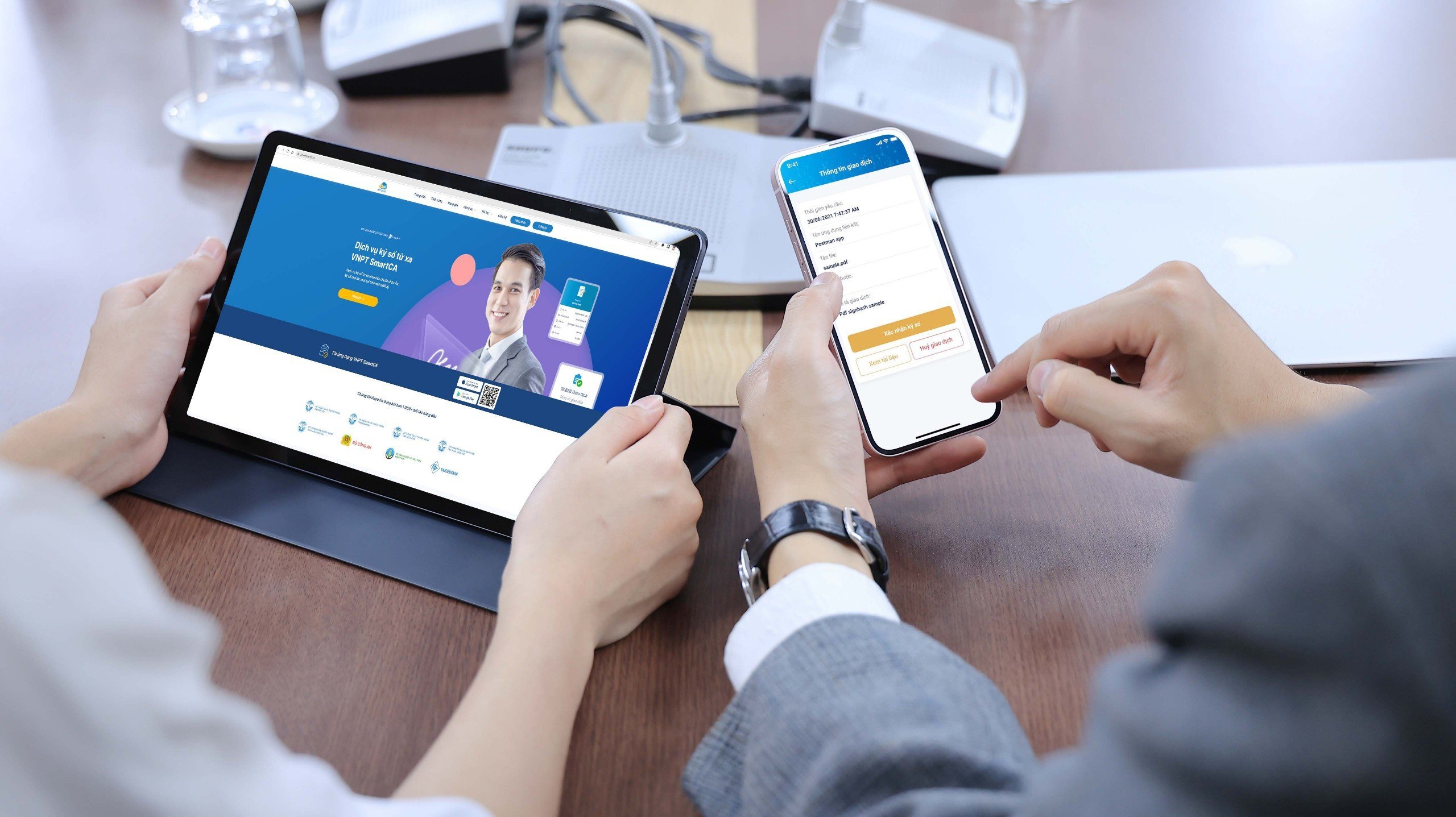 VNPT SmartCA giúp người dùng ký số trên thiết bị di động cá nhân an toàn, thuận tiện và được pháp luật công nhận Ảnh: VNPT VNPT SmartCA giúp người dùng ký số trên thiết bị di động cá nhân an toàn, thuận tiện và được pháp luật công nhận Ảnh: VNPT