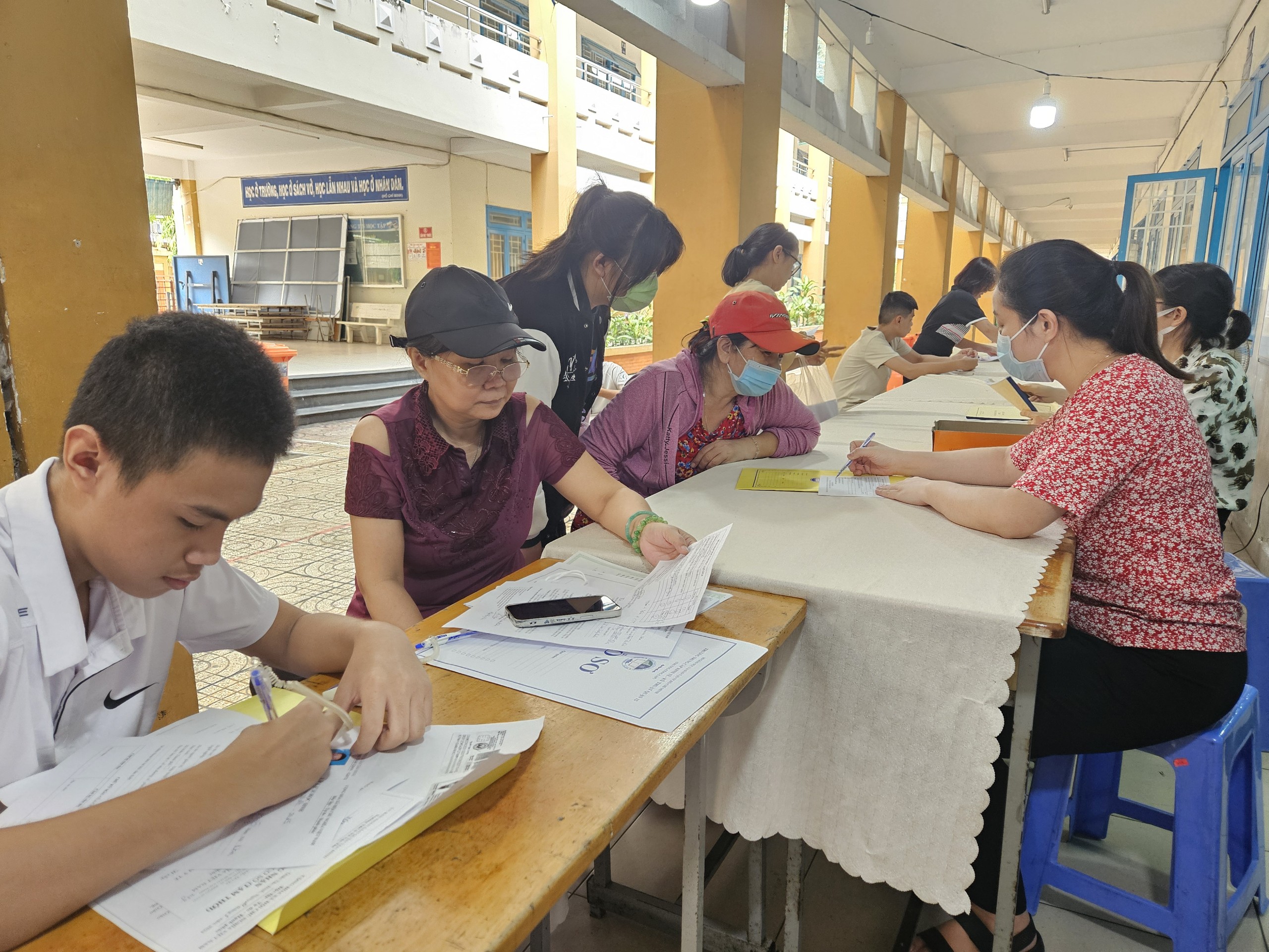 Phụ huynh tá hỏa vì hệ giáo dục thường xuyên hết chỉ tiêu- Ảnh 1. Phụ huynh tá hỏa vì hệ giáo dục thường xuyên hết chỉ tiêu- Ảnh 1.